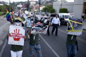 Denuncian-186-asesinatos-de-homosexuales-en-Honduras-entre-2009-y-2012-400x266