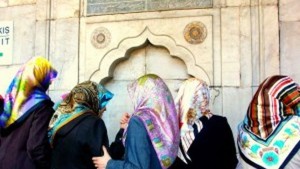 Varias-mujeres-musulmanas-puerta-mezquita