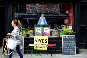 D01 DUBLÍN (IRLANDA), 22/05/2015.- Una mujer camina junto a dos carteles sobre el referéndum para la legalización del matrimonio entre parejas del mismo sexo en Dublín, Irlanda, hoy, 22 de mayo de 2015. Poco más de tres millones de ciudadanos irlandeses con derecho a voto están llamados hoy a las urnas para decidir si aceptan que un "matrimonio puede ser contraído de acuerdo con la ley por dos personas sin distinción de su sexo". La República de Irlanda ratificó en julio de 2010 la ley de Relaciones Civiles que concedía reconocimiento legal a las parejas de hecho del mismo sexo. EFE/AIDAN CRAWLEY