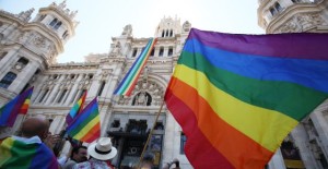 BanderaLGTBCibeles