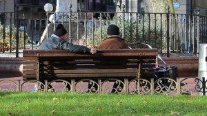 personas-hogar-conversan-parque-Bilbao