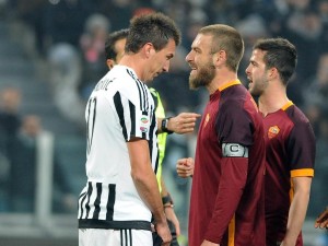 Bilder des Tages - SPORT  IPP20160124 Football - soccer: Serie A, Juventus Turin - AS Rom, mario mandzukic e daniele de rossi xHOCHxZWEIx/xItalyxPhotoxPressx PUBLICATIONxINxGERxONLY Images the Day Sports IPP20160124 Football Soccer Series A Juventus Turin AS Rome Mario Mandzukic E Daniele de Rossi xHOCHxZWEIx xItalyxPhotoxPressx PUBLICATIONxINxGERxONLY