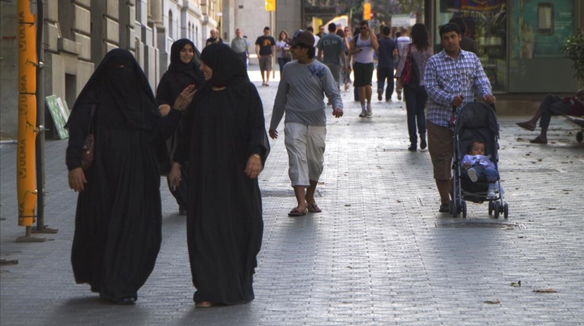 Barcelona  25 06 2010  Mujer con niqab el dia de San Juan en Paseo de Gracia  Velo islamico  nicab  nikab  burca  burka  mujeres  musulmanas  Fotografia de Edgar Melo